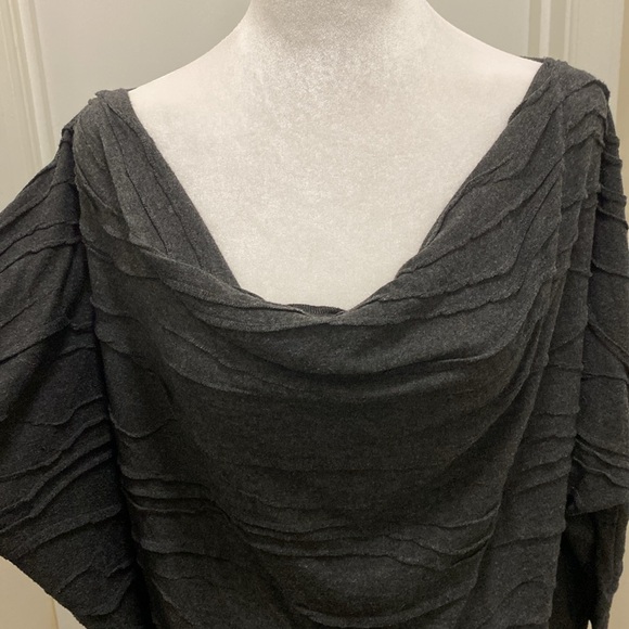 Beautiful dark gray quarter sleeve top in EUC - Picture 2 of 5